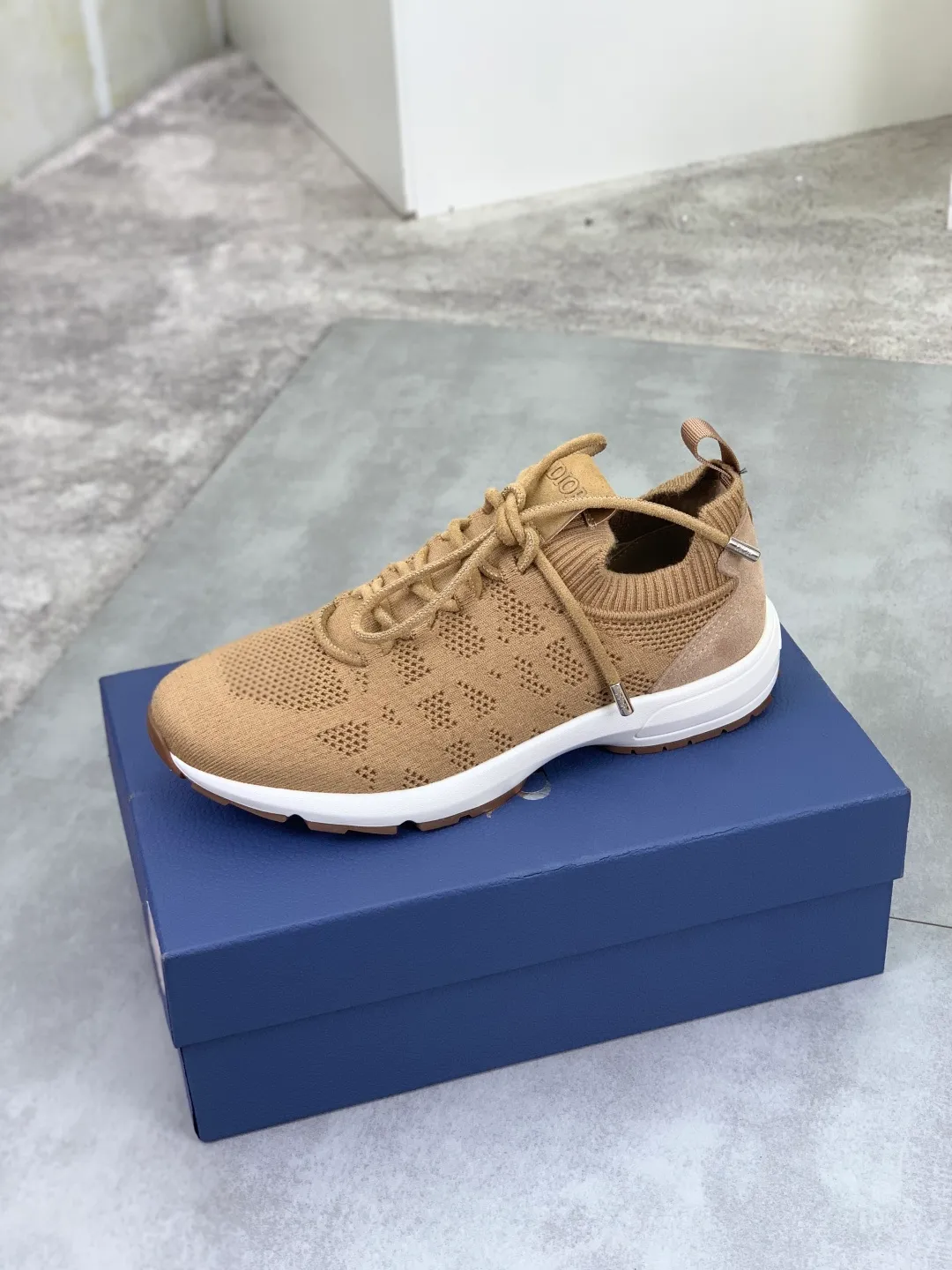 Men's men's shoes P400 new Dior Tech sneakers 2026 early spring series new products, with fashionable details, highlighting retro aesthetics. The fly-knit upper is spliced ​​with the sides of apricot transparent mesh fabric, and the leading edge of the upper window is laminated with high-frequency flat ironing and counter-pressure. The original craftsmanship is beautiful, comfortable and does not fall off. The interior is made of tonal sheep lining, which is soft and comfortable. The heel and tongue are embellished with the Paris logo. The textured TPU soles with the same tonal logo add to the high-end style.  Code number: 38-45 (46 customized)